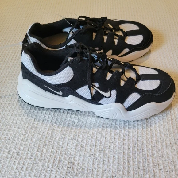 Nike Men's Black and White Athletic Shoes - Picture 3 of 8